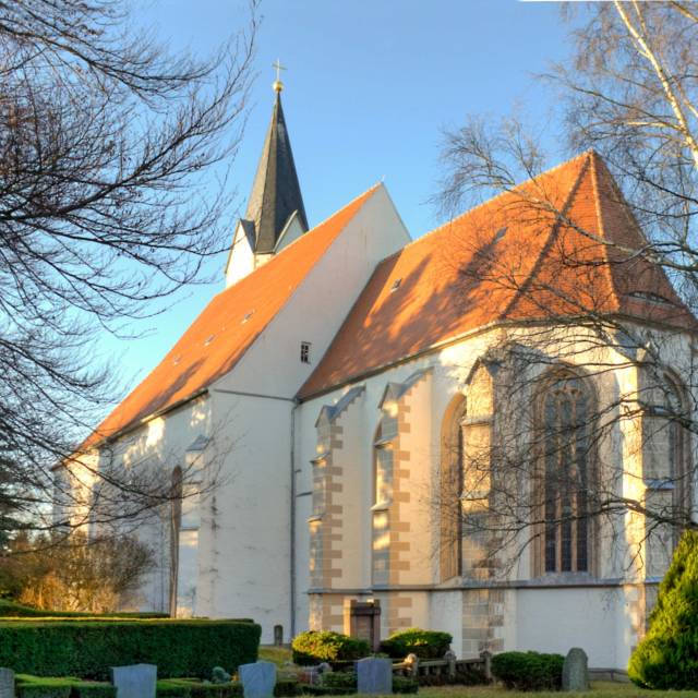 Kirche Dahlen bei tief stehender Sonne