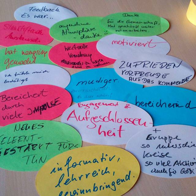 viele Notizen zusammen getragen als bunte Kreise aus Papier