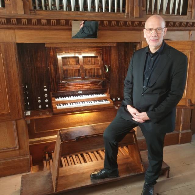 Orgel in neuem Antlitz mit Mann