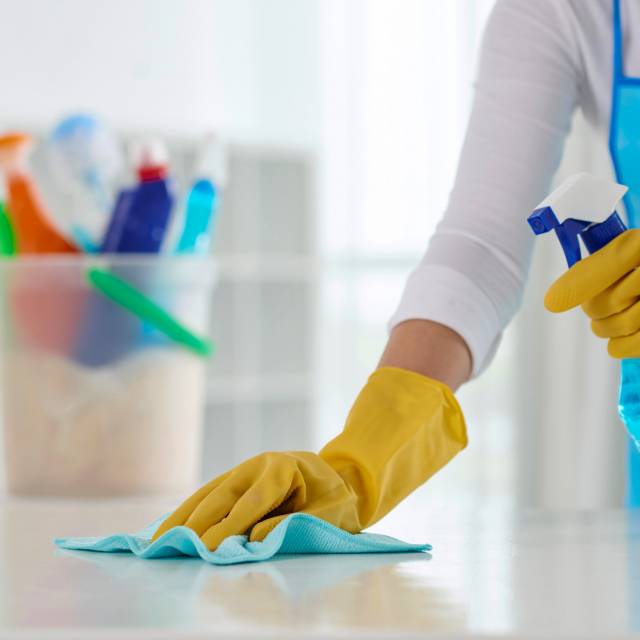 Putzen, gelbe Handschuhe, Bildausschnitt